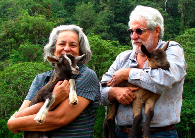 Beatriz y José María con sus cabritas